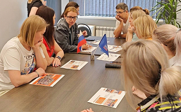 Член Общественной палаты Можайского округа Юлия Башаева рассказала сотрудникам завода стерилизованного молока «Можайский» о премии #МЫВМЕСТЕ
